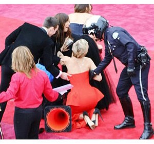 Jatuh di Karpet Merah Oscar, Jennifer Lawrence Diduga Hanya Cari Sensasi