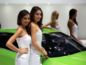 Wanita Cantik Nan Seksi di Pameran Otomotif Bergengsi Eropa