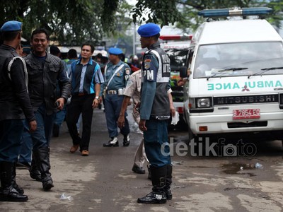 Evakuasi Korban Ledakan Gudang TNI AL