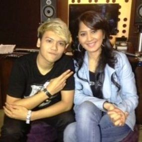 Semakin Mesra, Ilham SM*SH Kejutkan Deasy Natalina di Atas Panggung