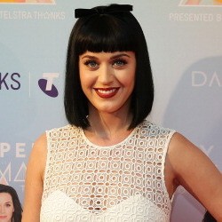 Katy Perry Buka Suara Soal Ciumannya dengan Miley Cyrus