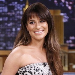 Lea Michele Keluar Tanpa Busana di Halaman Belakang Rumahnya