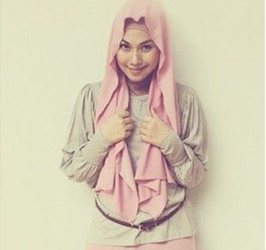 Hijab Style: Puput Melati Tampil Feminin dengan Gaya Busana Serba Pink