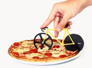 Potong Pizza Sambil Main Sepeda Fixie yang Unik