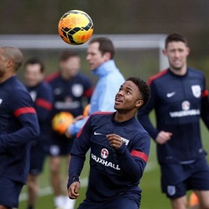 Agger Yakin Sterling Mampu Atasi Tekanan di Timnas Inggris