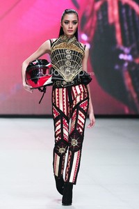 Priyo Oktaviano Couture 2014 HERO. EDGY PHILOSOPHY. Indonesia Fashion Week 2014 at Jakarta Convention Center. Senayan. Jakarta. [Foto: Mohammad Abduh/Wolipop]