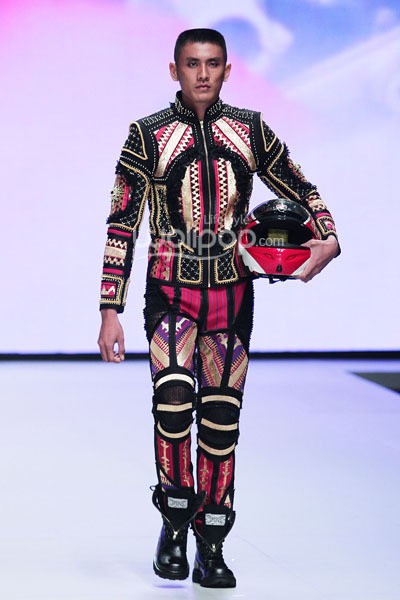 Priyo Oktaviano Couture 2014 HERO. EDGY PHILOSOPHY. Indonesia Fashion Week 2014 at Jakarta Convention Center. Senayan. Jakarta. [Foto: Mohammad Abduh/Wolipop]