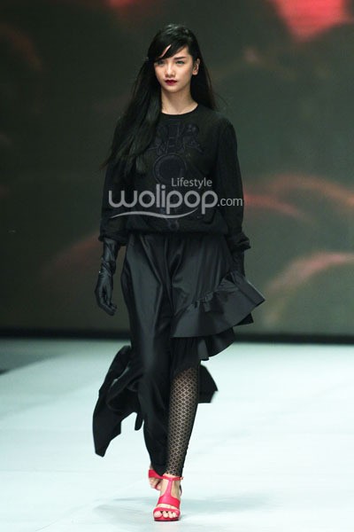 Sapto Djojokartiko EDGY PHILOSOPHY.  Indonesia Fashion Week 2014 at Jakarta Convention Center. Senayan. Jakarta. [Foto: Mohammad Abduh/Wolipop]