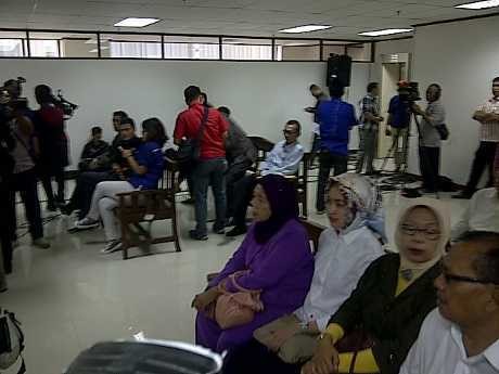 Wawan Diam, Airin Lempar Senyum