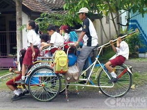 Becak Overload di Banyuwangi, Angkut 10 Penumpang Sekaligus