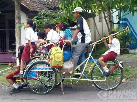 Becak Overload di Banyuwangi Angkut 10 Penumpang Sekaligus