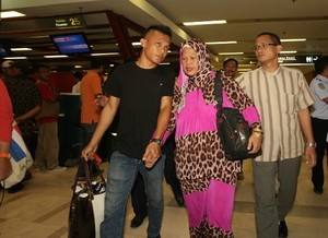 Nur Jannah Penggunting Kiswah Tiba di Indonesia, Disambut Haru Keluarga