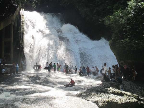 5 Tips Liburan ke Air Terjun