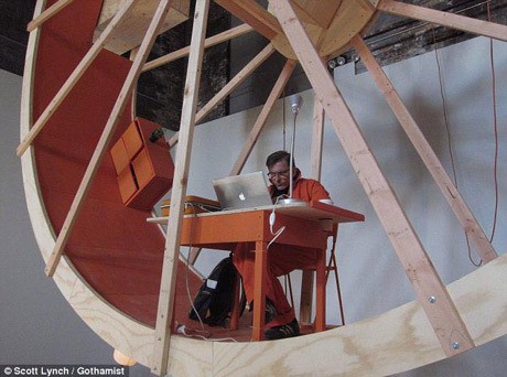 Dua Seniman Buat Instalasi Roda Seperti Kandang Hamster