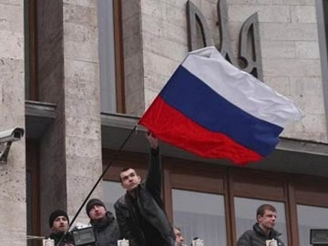 Demonstran Pro-Moskow Kibarkan Bendera Rusia di Gedung Pemerintah Ukraina