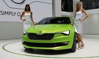 Seperti di pameran otomotif bergengsi di Eropa, Geneva Motor Show tahun ini. Para wanita yang menjadi Sales Promotion Girl (SPG) ataupun model di mobil tak kalah menariknya karena mendapatkan perhatian khusus dari para pengunjung. Seorang model berpose dengan mobil Skoda Vision C. REUTERS/Arnd Wiegmann/detikFoto.