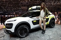 Seorang model berpose dengan mobil konsep Citroen C4 Cactus Aventure. AFP/Fabrice Coffrini/detikFoto.