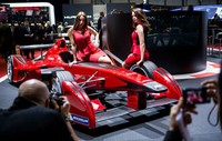 Model di stand ABT. Hampir semua produsen mobil dan industri pendukung lainnya yang ada di Geneva Motor Show 2014 dihiasi oleh wanita-wanita cantik nan seksi. AFP/Pierre Albouy/detikFoto.