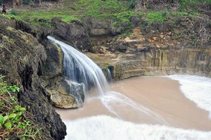 Ajaib! Indonesia Punya 3 Air Terjun Langsung ke Laut
