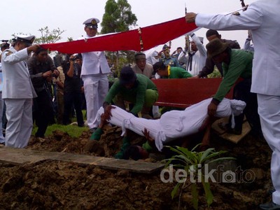 Jenazah Serka Imam Syadii Dimakamkan