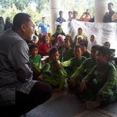 Sekolah Ditutup, Siswa dan Guru SDIT Al Maruf Datangi Balai Kota Surabaya