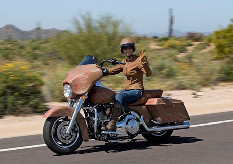 Wanita Naik Motor untuk Hilangkan Stres