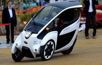 Kendaraan unik ini menggunakan teknologi yang disebut dengan 'Active Lean'. Dengan teknologi itu, i-Road bisa melakukan manuver miring layaknya sebuah sepeda motor. Istimewa/Toyota.