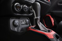 Interior Jeep Renegade. Nantinya, di bagian kabin mobil ini akan tersedia sistem hiburan Uconnect dengan 5 atau 6,5 inci yang dilengkapi dengan Bluetooth, DAB dan radio HD serta USB dan AUX. Istimewa/Chrysler.