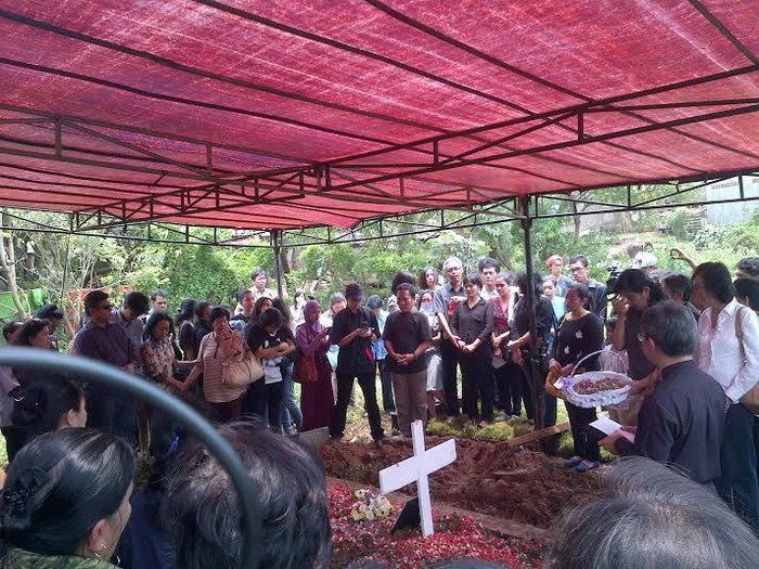 Isak Tangis Keluarga Iringi Pemakaman Sara di TPU Pondok Kelapa