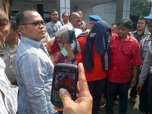 Tutupi Muka, 2 Pembunuh Sara Dihadirkan di Polres Bekasi Kota