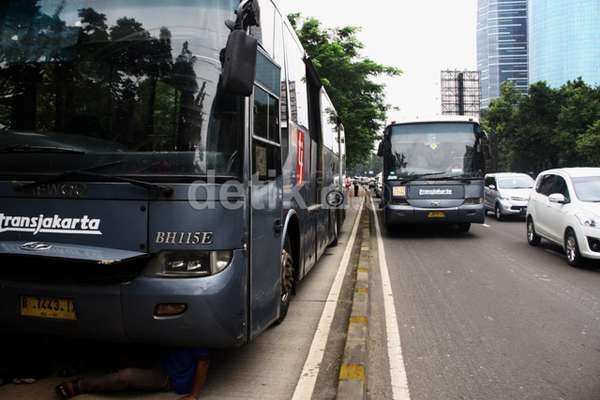 TransJ Macet di Perlintasan KA Mangga Dua, Penumpang Pecahkan Kaca