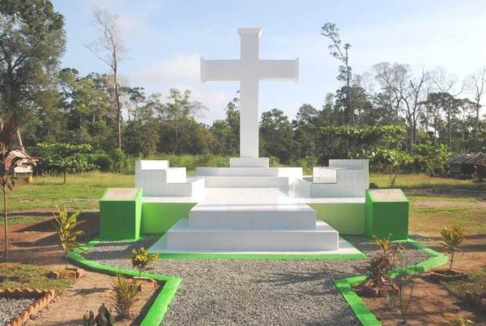 Wujudkan Toleransi, TNI Bangun Tugu Salib di Perbatasan RI-Papua Nugini