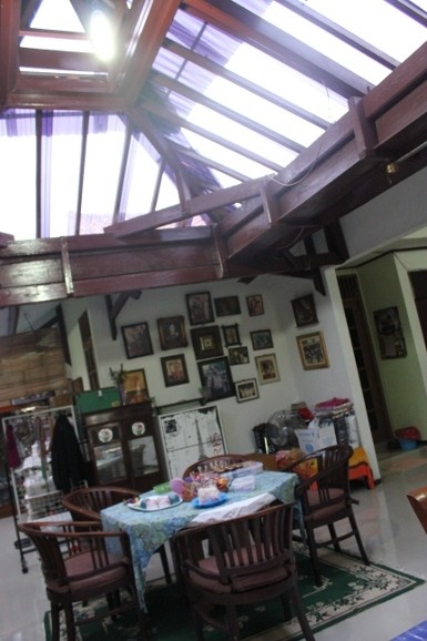 Renny Djajoesman Buat Rumahnya Jadi Kantor, Bengkel Hingga Warung Pempek