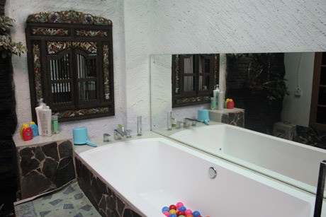 Kamar Mandi, Tempat Renny Djajoesman Cari Wangsit di Rumah