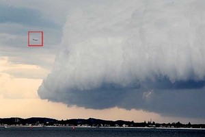 Ngeri! Foto-foto Pesawat Qantas Nyaris Ditelan Badai