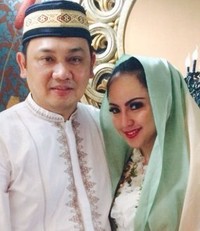 Perang Farhat dan Suami Regina di Twitter, dari Soal Ciuman Hingga Jebakan Perempuan