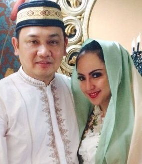 Perang Farhat dan Suami Regina di Twitter, dari Soal Ciuman Hingga Jebakan Perempuan