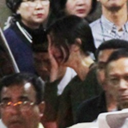 Ayahanda Meninggal, Nia Ramadhani Tak Berhenti Menangis
