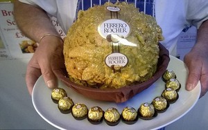 Wow, Cokelat Ferrero Rocher Raksasa Ini Digoreng Tepung!
