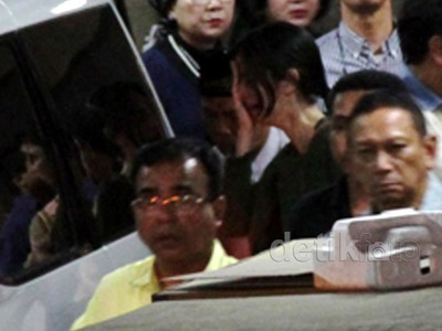 Nia Ramadhani Dampingi Jenazah Sang Ayah