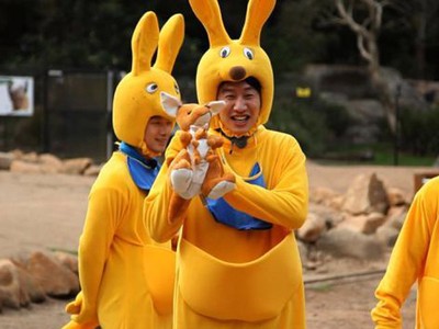 Kocak! Rain dan Kim Woo Bin Jadi Kangguru di Running Man