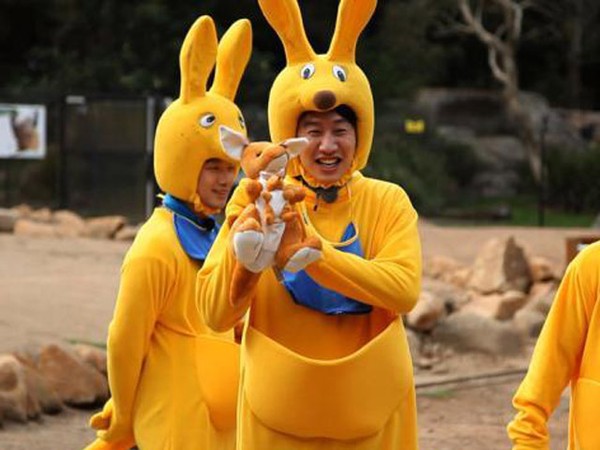 Kocak! Rain dan Kim Woo Bin Jadi Kangguru di Running Man
