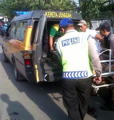 Terperosok Lubang Jalan, Pengendara Vario Dilindas Dump Truk