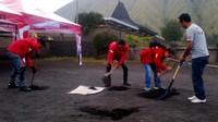 Rombongan ekspedisi Nusantara Satu Hati untuk Negeri melakukan kegiatan sosial membersihkan Pura Luhur Poten yang tertutup pasir.