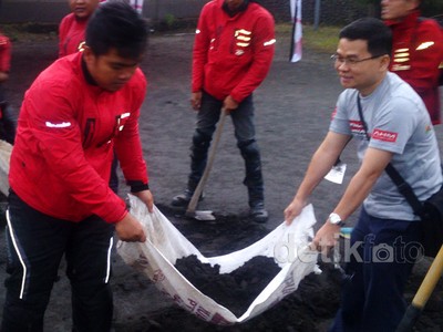 Bikers Honda Bersih-bersih Pura Luhur Poten Bromo