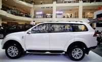 Sekilas pandang, eksterior mobil ini sama dengan versi dieselnya. Hanya beberapa detail saja yang berbeda.