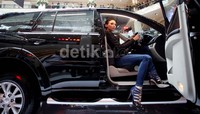 Seorang model berpose dengan New Mitsubishi Pajero Sport V6.