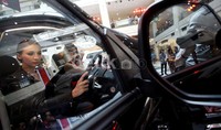 Dua orang model berpose dengan mobil yang dibekali mesin V6 MIVEC 3.0 L SOHC.