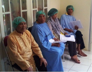 Pasien Kurang Mampu di Kabupaten Bogor Jalani Operasi Katarak Gratis dari BCA