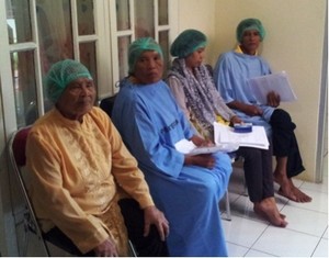 Pasien Kurang Mampu di Kabupaten Bogor Jalani Operasi Katarak Gratis dari BCA